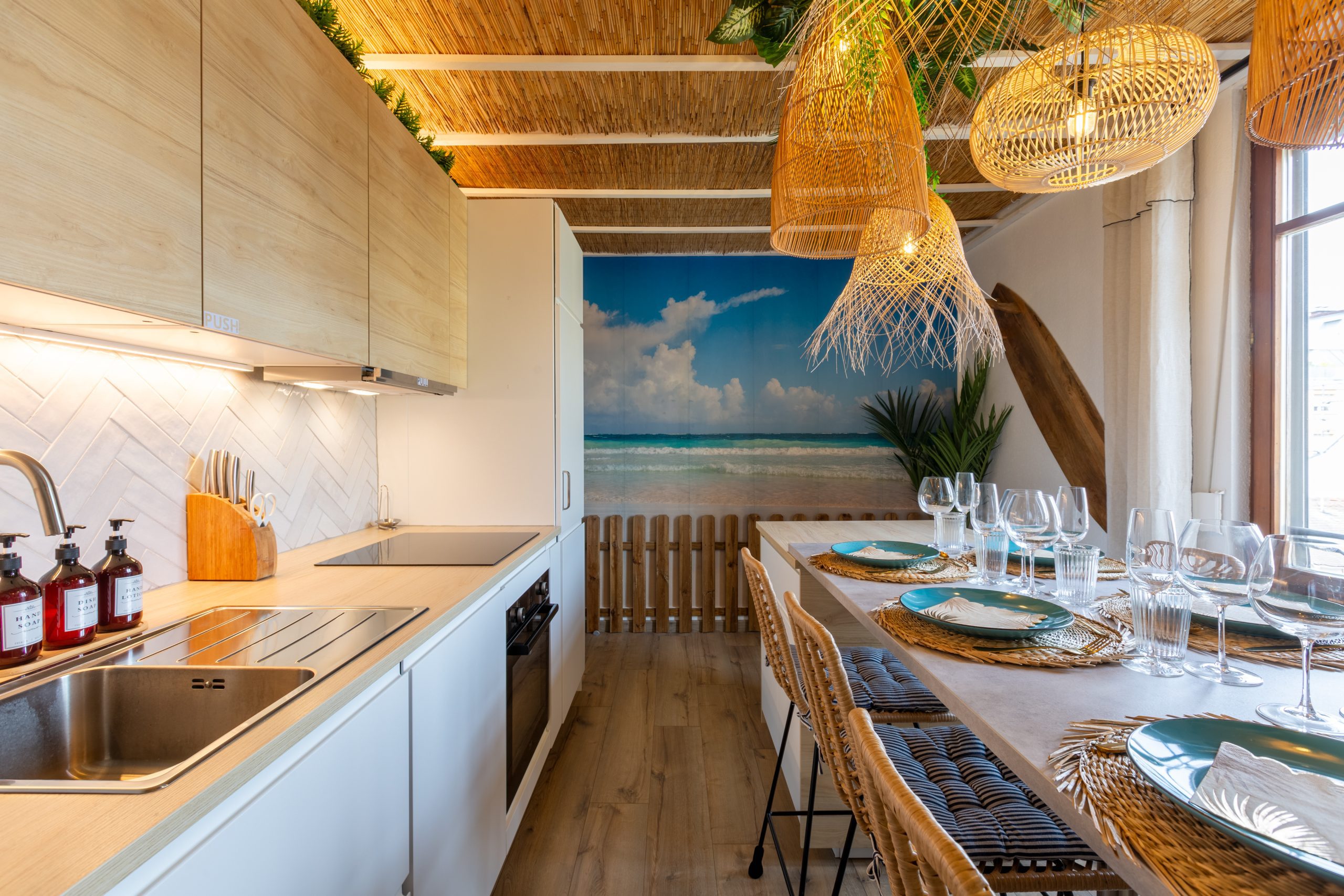 Cuisine entièrement équipée avec un îlot central, avec lave-vaisselle, four, frigo et congélateur, micro-ondes, grille-pain, bouilloire, machine à café Nespresso ...elle est spacieuse et agréable pour partager des repas face au bord de mer envoûtant