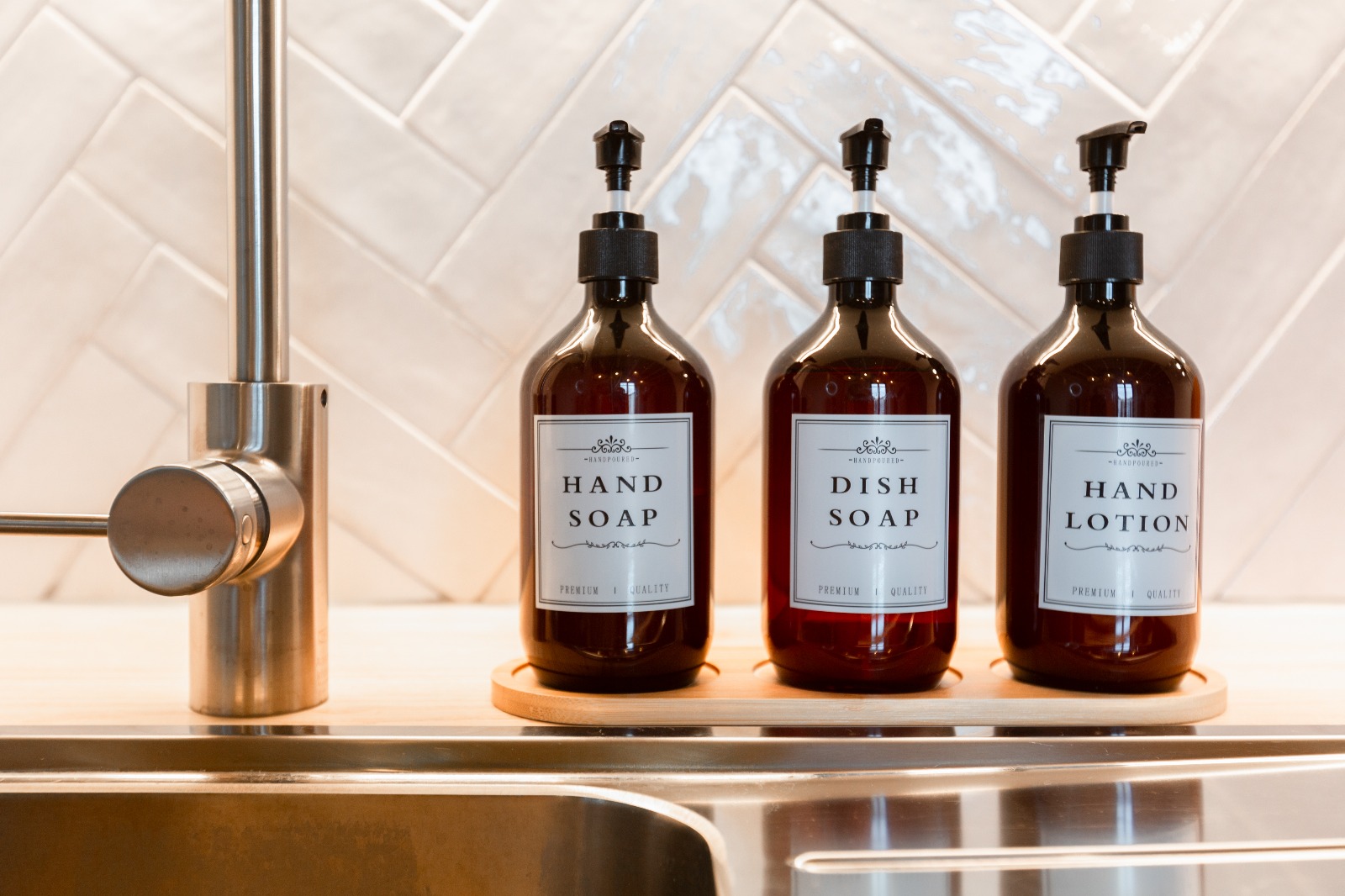 Nous offrons à nos voyageurs aussi bien dans la salle de bain que dans la cuisine du savon mais aussi de la crème pour le corps comme dans les hôtels de luxe ! Profitez et décompressez, prenez le temps de prendre enfin soin de vous.