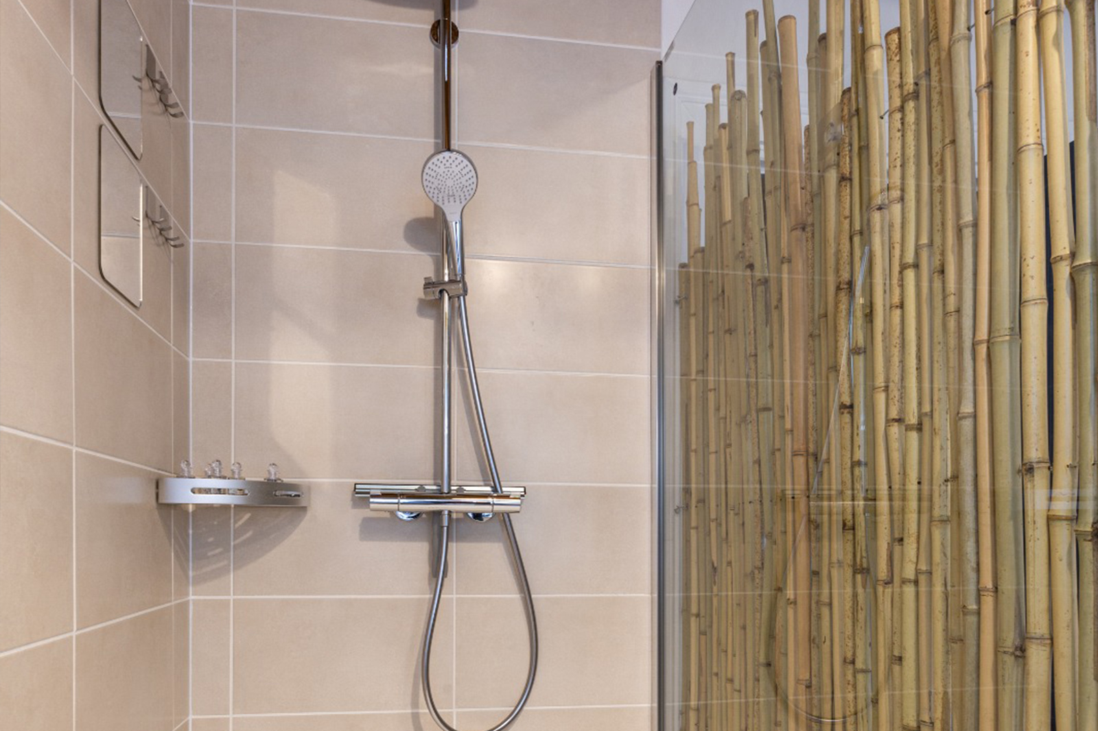 Imaginez-vous dans cette douche XXL, entourés de bambous, avec miroirs pour mieux se raser, porte-rasoirs...prenez place !