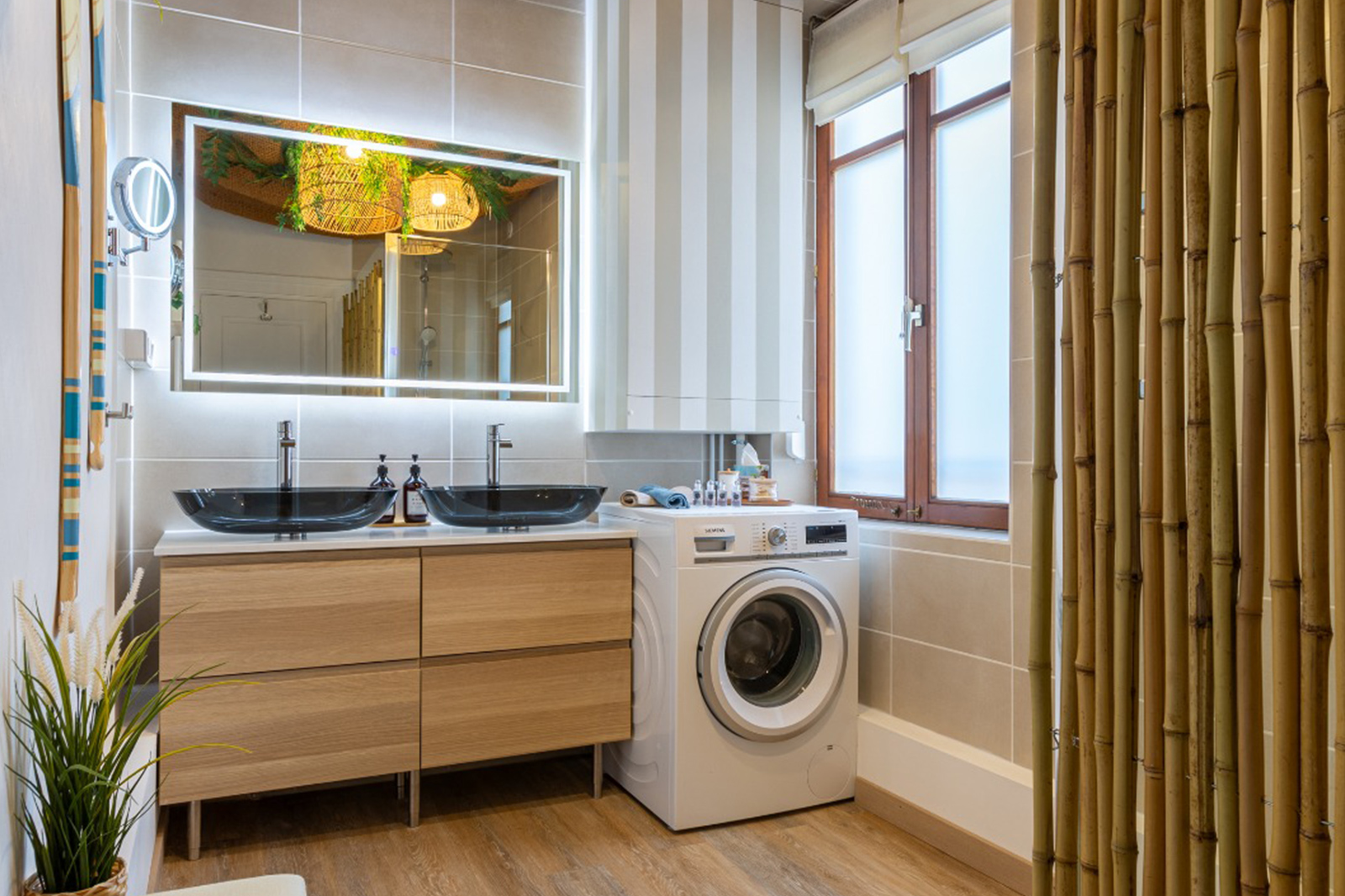 Découvrez notre superbe salle de bain très equipée avec chaussons, cotons, savons, crème, gel douche et shampoings, des miroirs lumineux dont un grossisant, machine à laver, rangements, double vasque pour du confort et une très grande douche XXL !