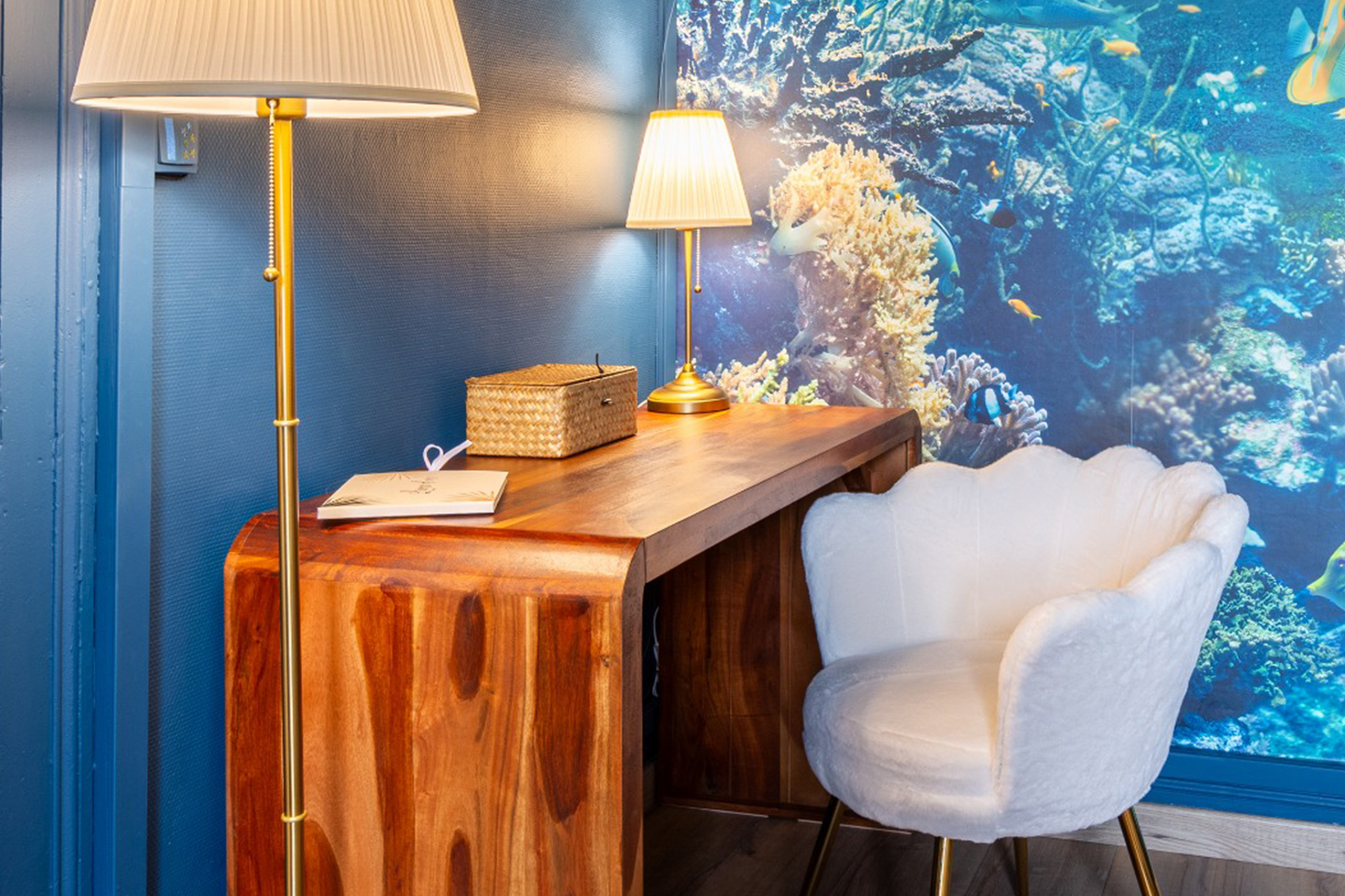 Très beau bureau avec lampadaire dans la chambre aux formes arrondies avec un fauteuil très agréable, pour prendre quelques notes, travailler grâce aux prises secteur et USB, ou déposer des petites affaires